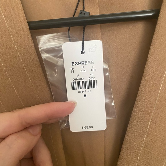 *NWT* Express Women’s Oversized Tan Pinstripe Blazer - Picture 4 of 4